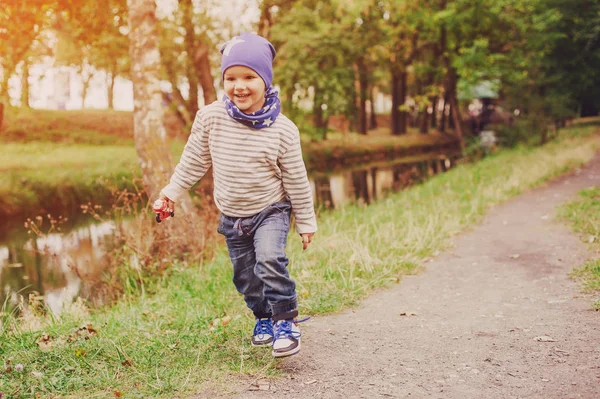 Niño jugando en el parque — Foto de Stock