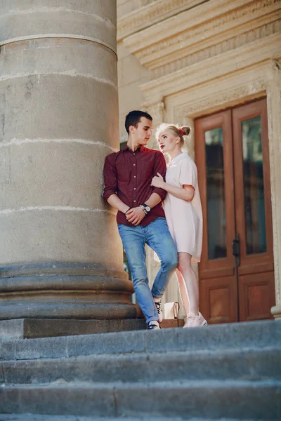 Pareja en una ciudad — Foto de Stock