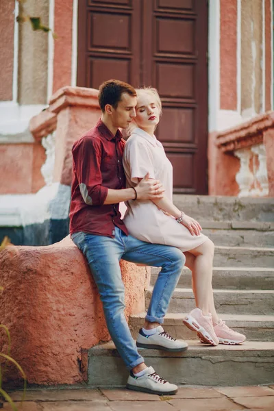 Paar in einer Stadt — Stockfoto