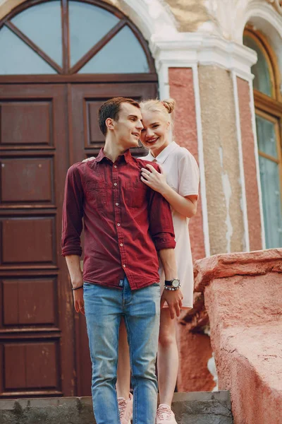 Pareja en una ciudad — Foto de Stock