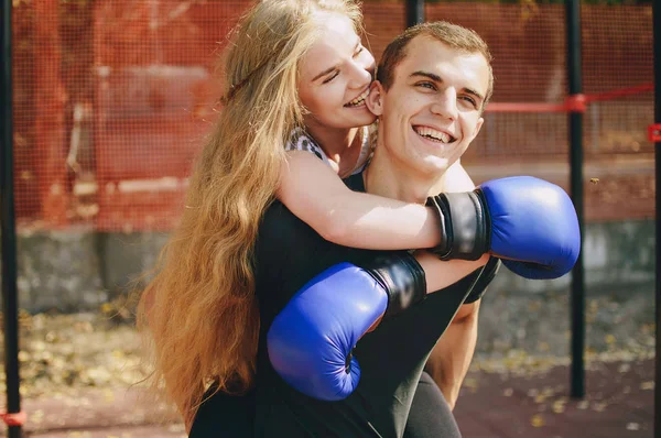 Par gör sportiga aktiviteter tillsammans — Stockfoto