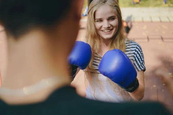 Paar sportieve activiteiten samen doen — Stockfoto