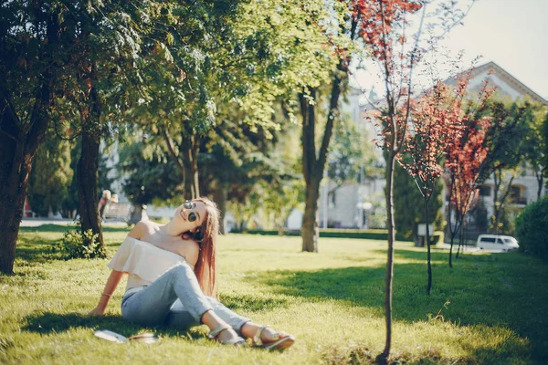 Lány a parkban — Stock Fotó