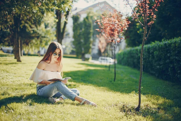 Chica en un parque —  Fotos de Stock