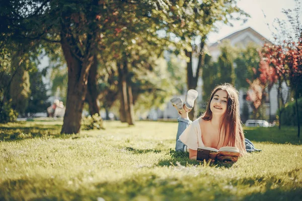 Menina em um parque — Fotografia de Stock