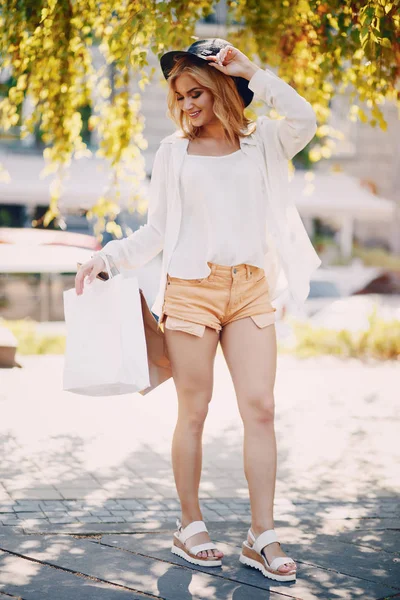 Blonde bij het winkelen — Stockfoto