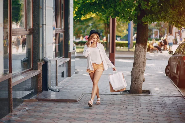 Blondine beim Einkaufen — Stockfoto
