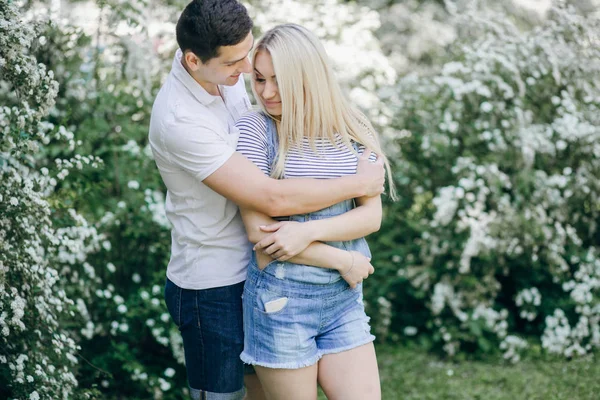 Casal na natureza — Fotografia de Stock