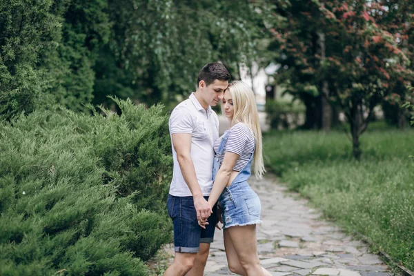 Couple in nature — Stock Photo, Image