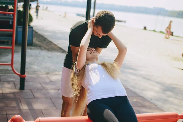 Pareja haciendo actividades deportivas juntos — Foto de Stock