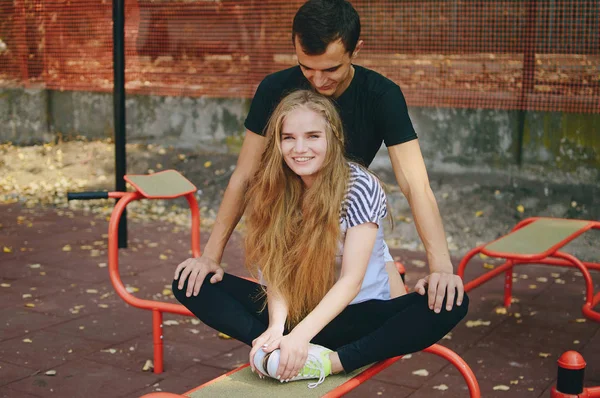 Casal fazendo atividades esportivas juntos — Fotografia de Stock