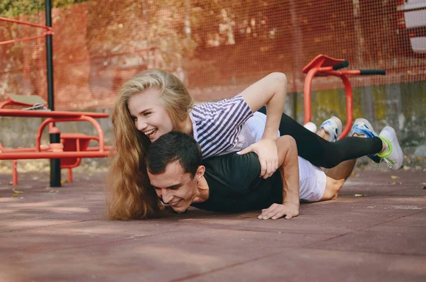 Par gör sportiga aktiviteter tillsammans — Stockfoto