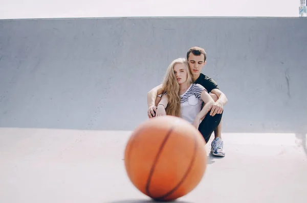 Pareja haciendo actividades deportivas juntos — Foto de Stock