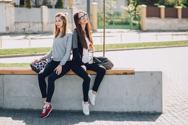 Meninas desportivas no parque — Fotografia de Stock