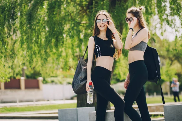 Meninas desportivas no parque — Fotografia de Stock