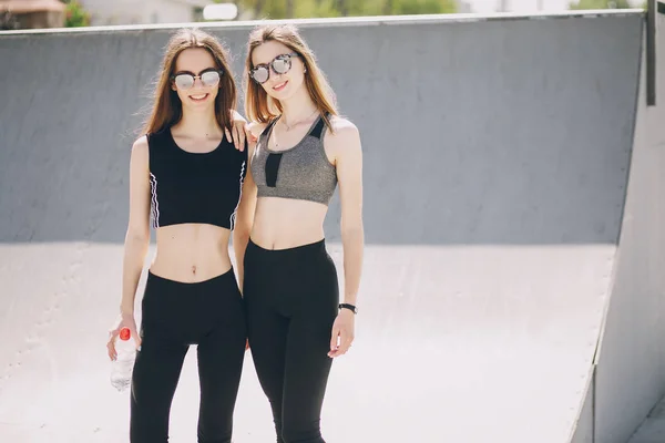 Meninas desportivas no parque — Fotografia de Stock