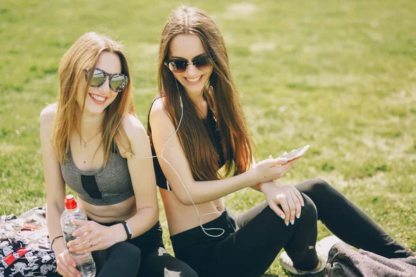 Meninas desportivas no parque — Fotografia de Stock