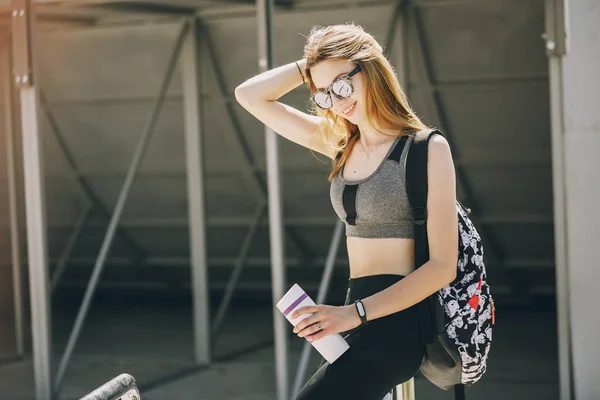 Menina desportiva no parque — Fotografia de Stock