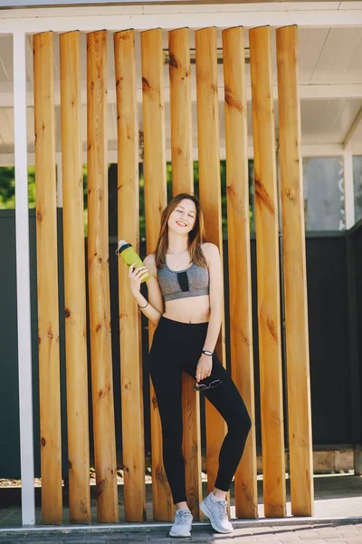 Menina desportiva no parque — Fotografia de Stock