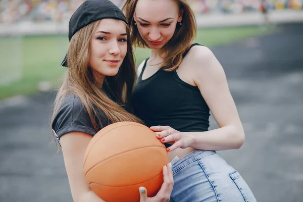 Девушки с мячом — стоковое фото