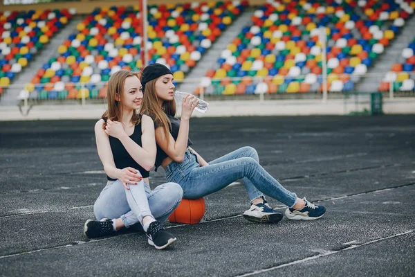 Dívky s míčem — Stock fotografie
