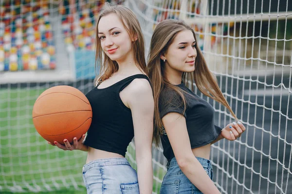 Κορίτσια με μια μπάλα — Φωτογραφία Αρχείου