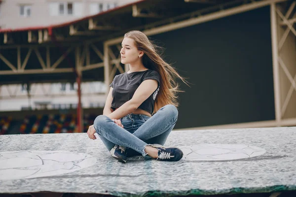 Menina desportiva no estádio — Fotografia de Stock