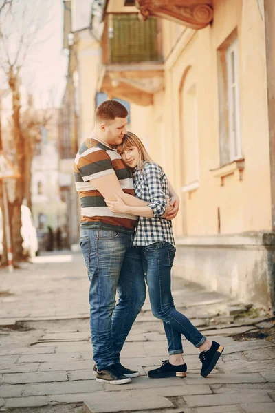 Pareja en la ciudad — Foto de Stock