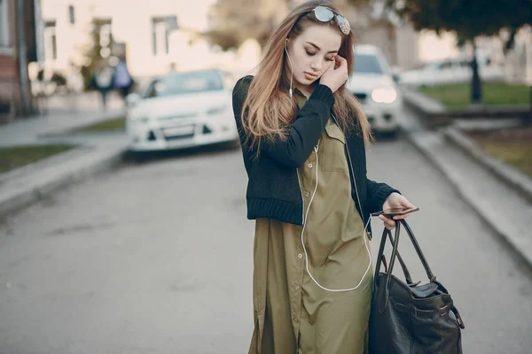 Chica en la ciudad — Foto de Stock