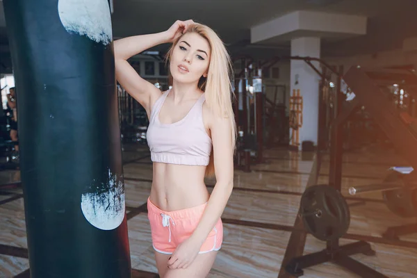 Fille dans une salle de gym — Photo