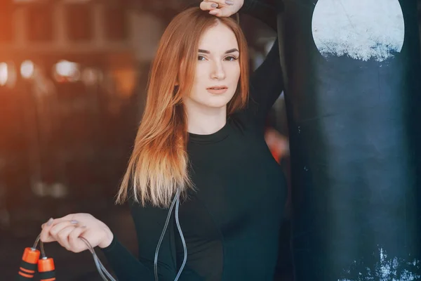 Meisje in een sportschool — Stockfoto