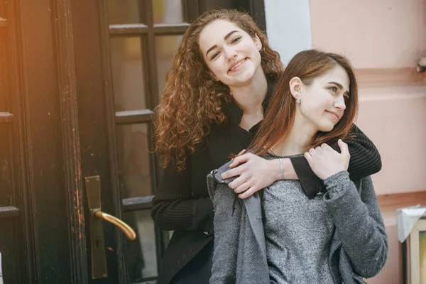 Ragazze in città — Foto Stock