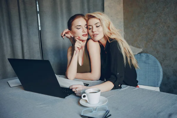 Två vackra affärskvinnor — Stockfoto
