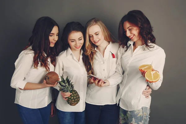 Meisjes met fruit — Stockfoto