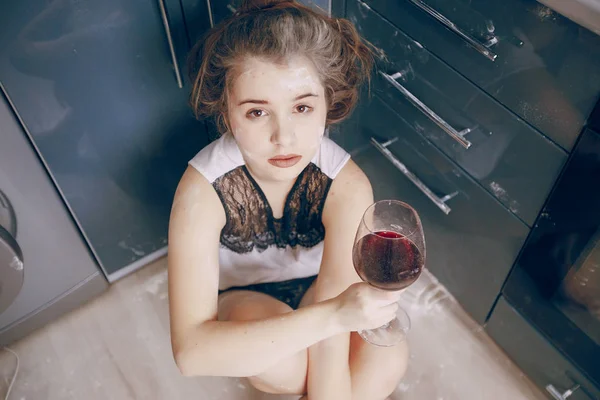 Το κορίτσι στην κουζίνα — Φωτογραφία Αρχείου