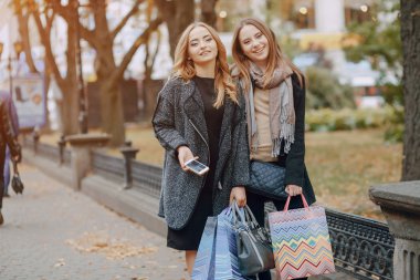 İki kız bir yürüyüş