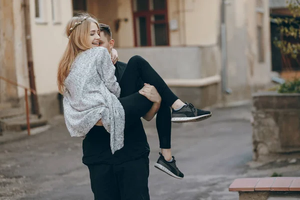 Couple in city — Stock Photo, Image