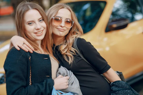 Duas meninas em uma caminhada — Fotografia de Stock