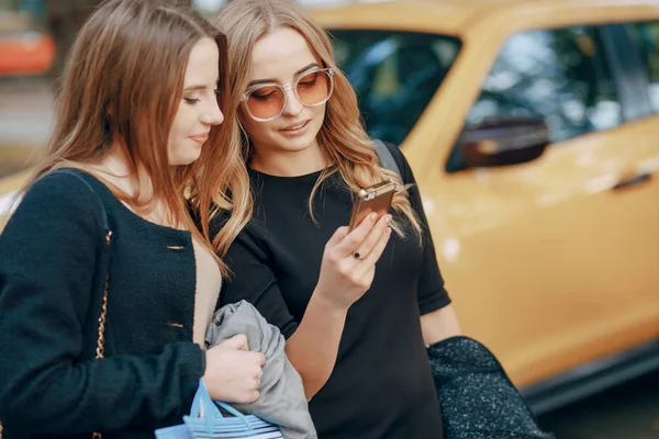 Due ragazze in passeggiata — Foto Stock