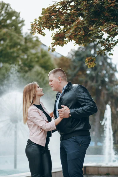 Casal na cidade — Fotografia de Stock