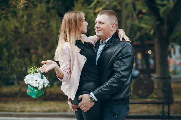 Casal na cidade — Fotografia de Stock