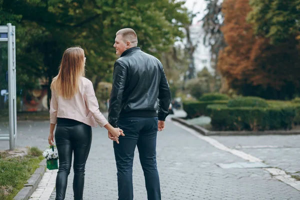 Pareja en la ciudad —  Fotos de Stock