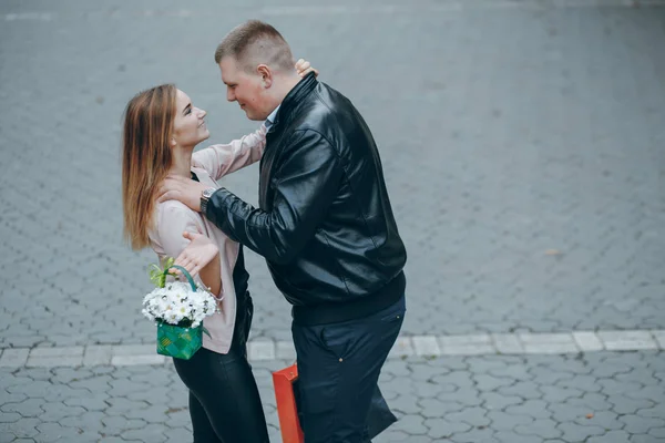 Couple in city — Stock Photo, Image