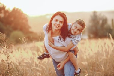 Anne ve oğlu sarılma