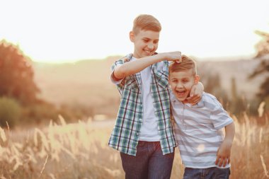 bir alanda eğleniyor kardeşler