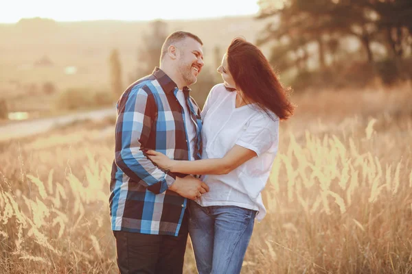 Pareja cariñosa en un parque —  Fotos de Stock