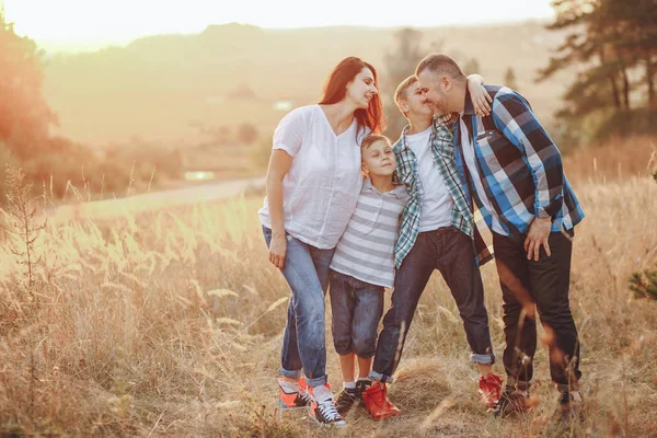 Familia feliz de cuatro — Foto de Stock