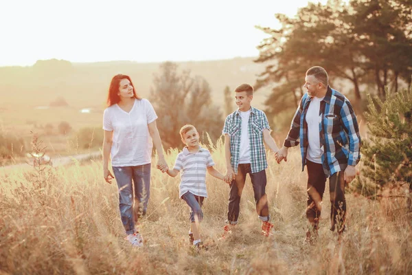 Familia feliz de cuatro — Foto de Stock