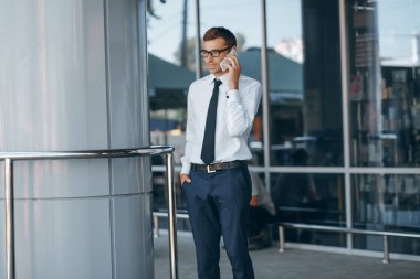 işadamı ile telefon