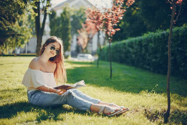 Girl in a park — Stock Photo, Image